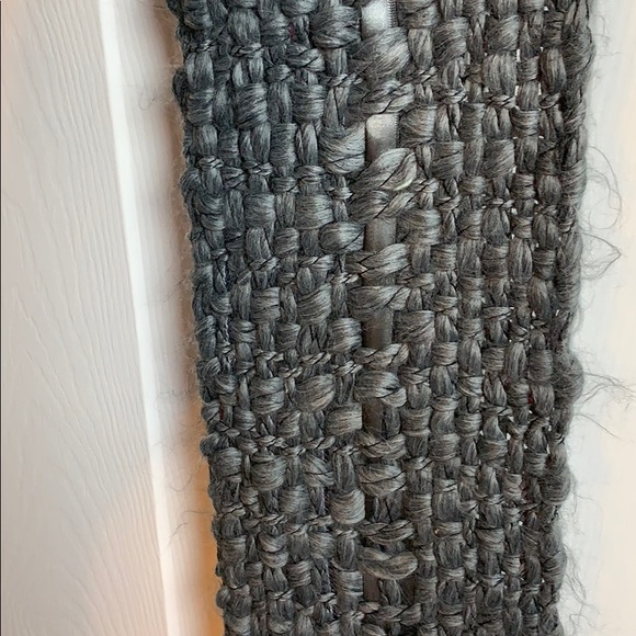 Knitted scarf - Picture 4 of 4